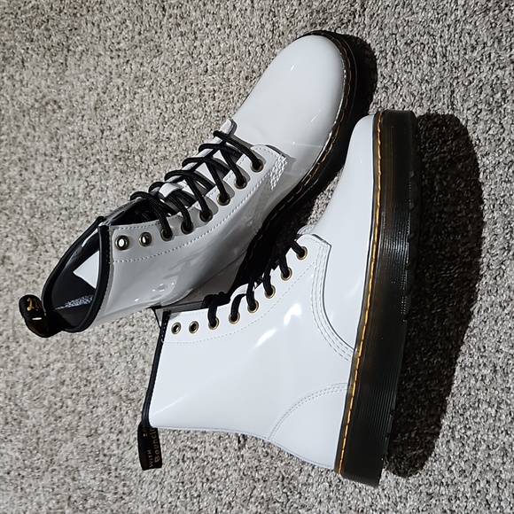 1460 Women's Patent Leather Lace-up Boots - Picture 8 of 8